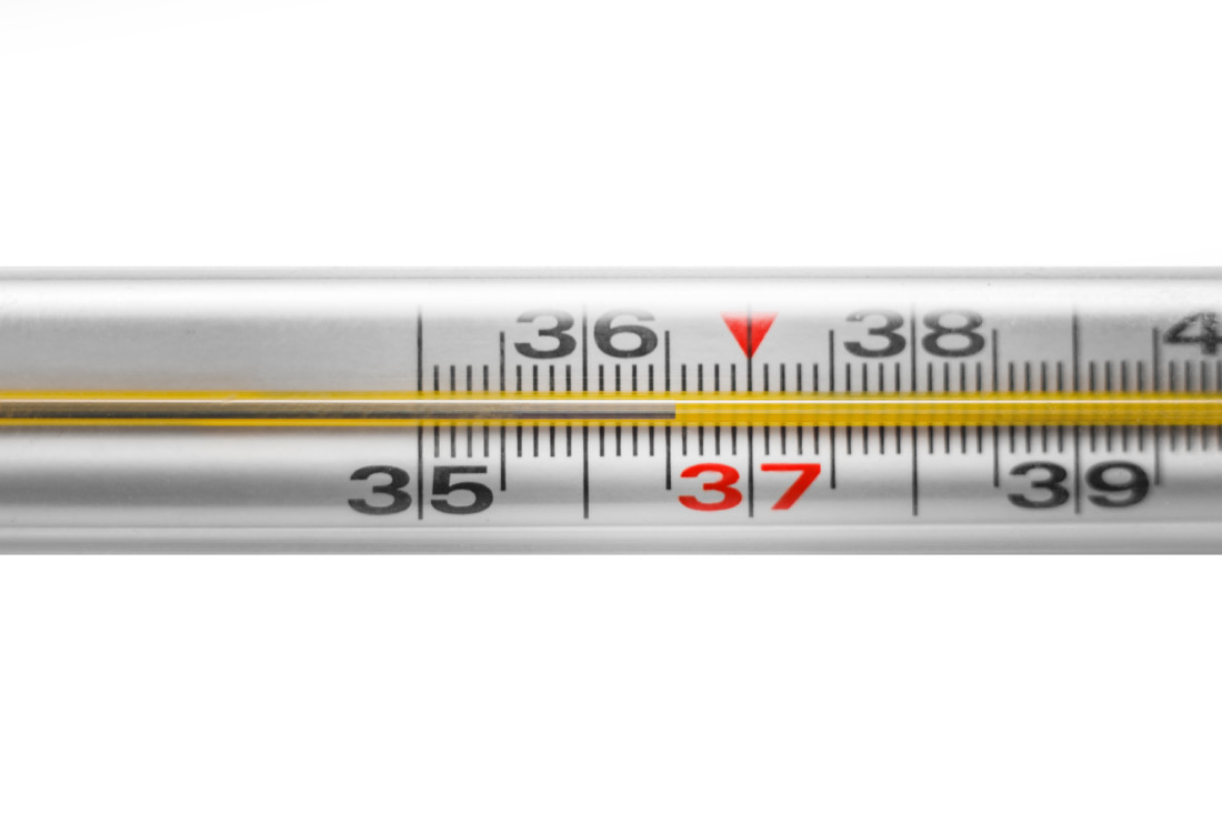Как безопасно сбросить показания ртутного градусника?