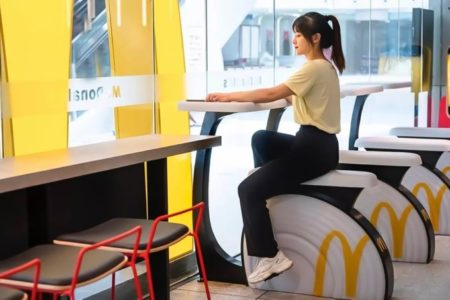 Зачем в китайском Макдональдс установили велотренажеры?