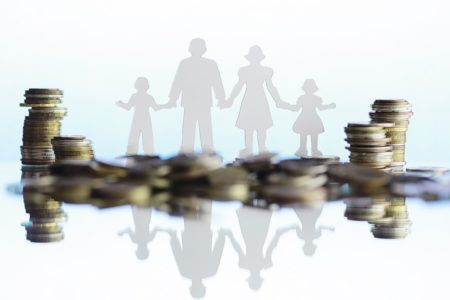 10 тысяч рублей получат семьи с детьми в 2022 году?