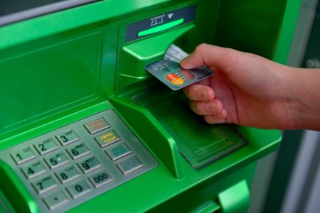 Если забыл деньги в банкомате они обратно на счет поступают?