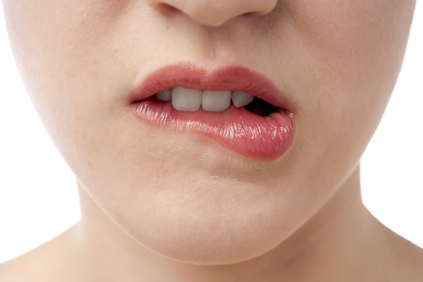 Почему люди грызут губы? Это привычка или болезнь?