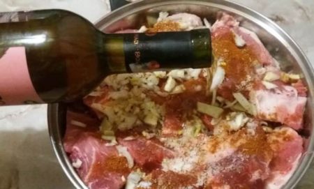 Как сделать маринад для шашлыка на вине?