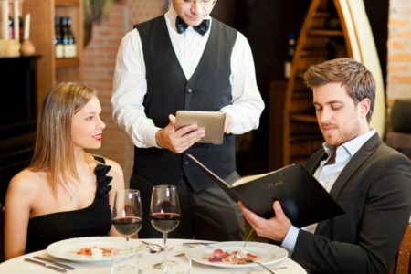 Должна ли девушка платить за себя по счету в кафе на свидании?