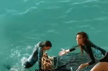 Что за фильм, где девушки охотятся на акул, но это приводит к …?