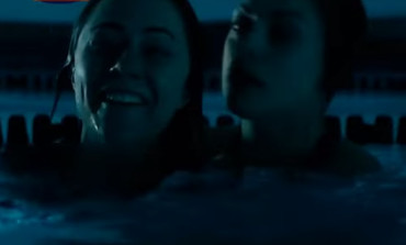 Что за фильм, где две девушки застряли в бассейне, а уборщица грабит их вместо помощи?