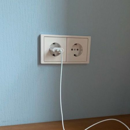 Можно ли оставлять зарядку от телефона в розетке?