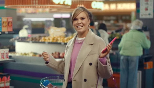 Что за девушка из рекламы Сезон выгодных покупок с СБПэй (2023)?