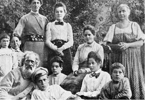 Кто из известных в Тверской области личностей вырос в многодетной семье (см. подсказку в картинке)?