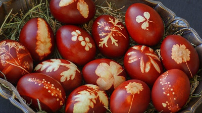 Как покрасить на Пасху яйца с помощью натуральных красителей?